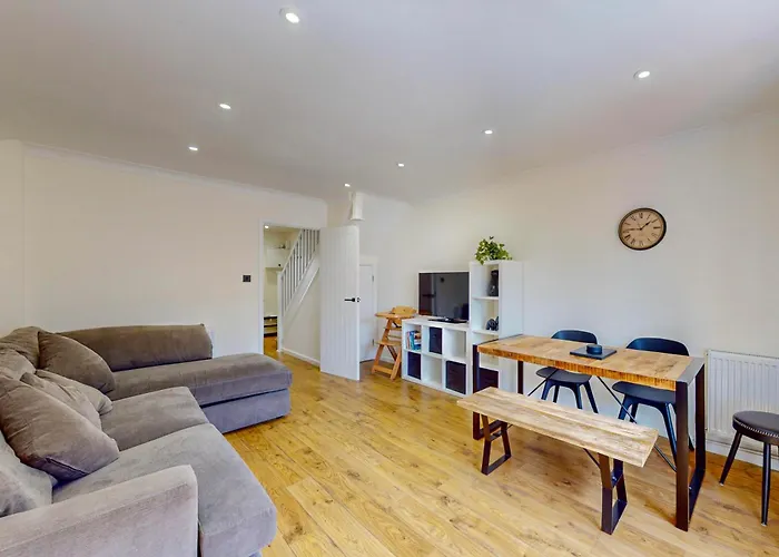 2 Bed With Garden & Free Parking Near The Thames