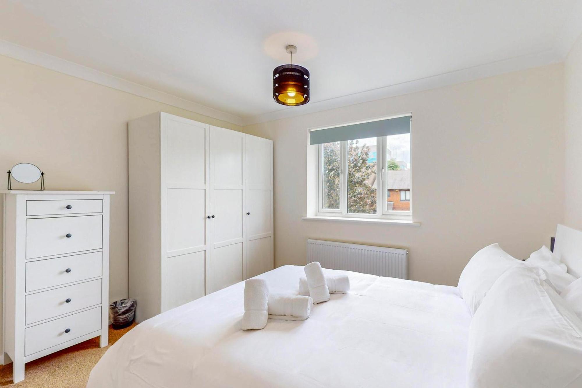 2 Bed With Garden & Free Parking Near The Thames Apartment *