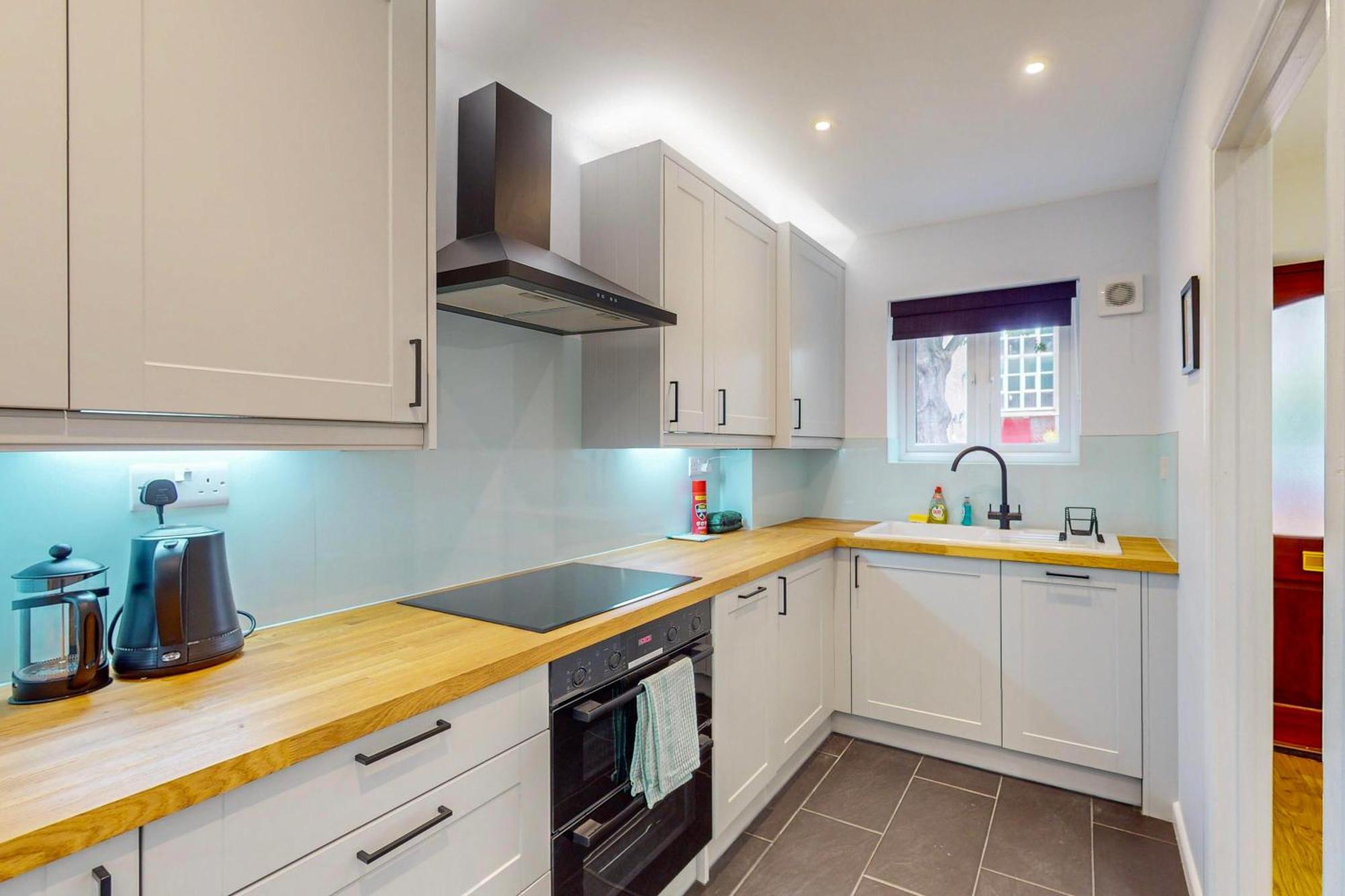2 Bed With Garden & Free Parking Near The Thames
