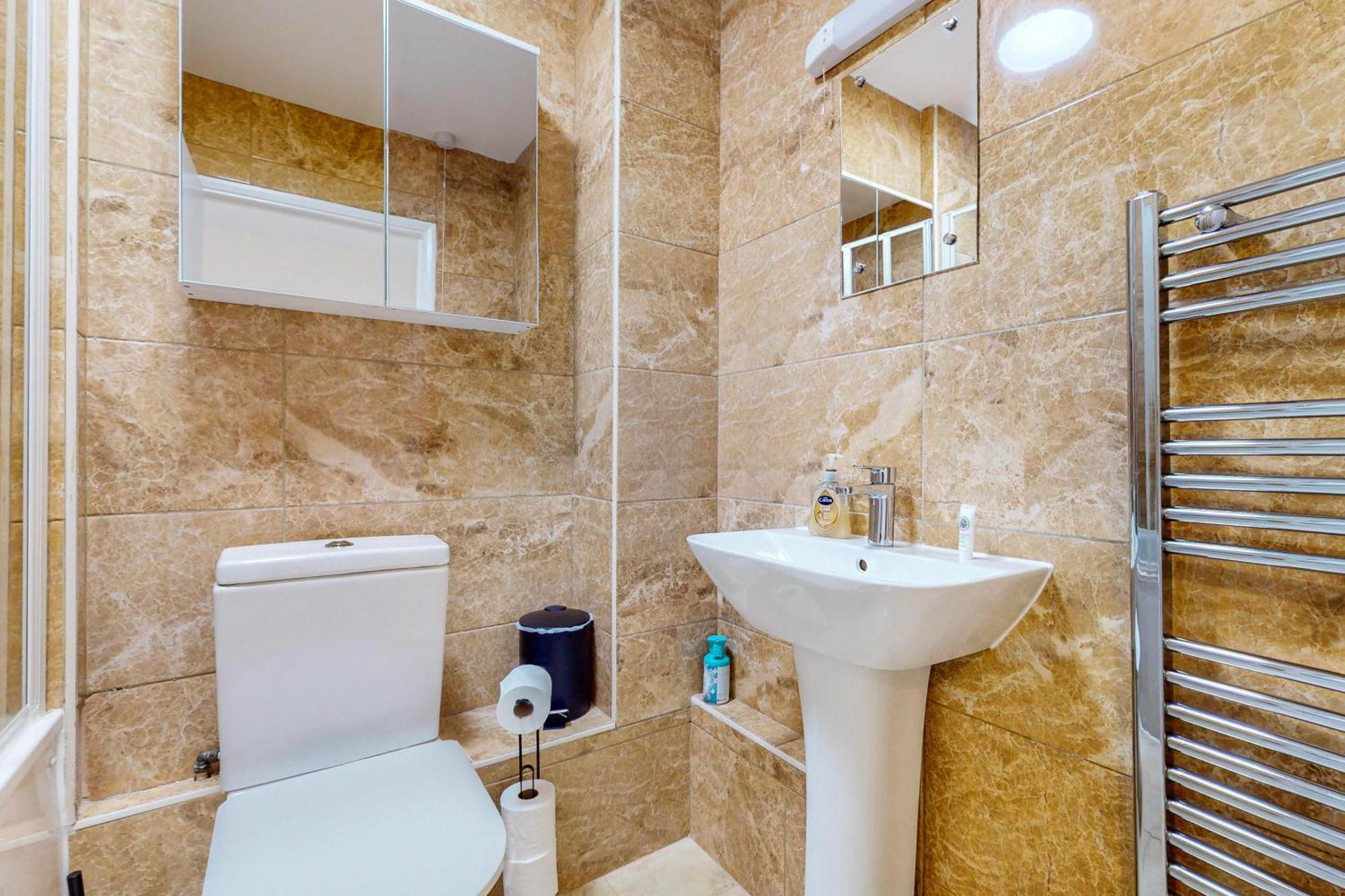 2 Bed With Garden & Free Parking Near The Thames Apartment *
